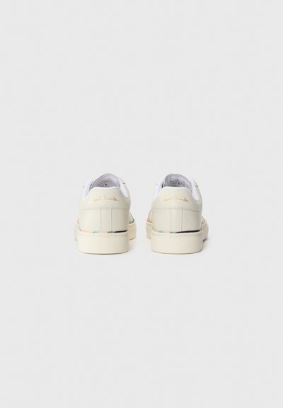 Un paio di sneaker bianche basse con accenti multicolori e logo "Paul Smith" sul tallone, viste da dietro su uno sfondo bianco semplice.