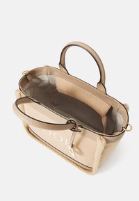 Borsa tote beige con bordo in morbida pelliccia, corpo in tela strutturata, dettagli in pelle e tasca interna. Presenta manici resistenti e chiusura con cerniera.