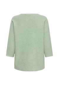 Pull-over vert clair en maille côtelée avec un col bateau et des manches trois-quarts. Aucune fermeture visible ni ornements supplémentaires.