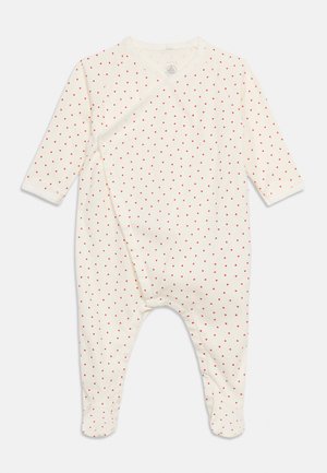 Cremefarbenes Baby-Strampler mit langen Ärmeln, geschlossenen Beinen und kleinem roten Herzmuster, mit diagonalem Front-Schnappverschluss.