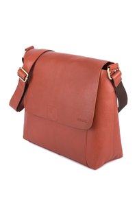 Sac messager en cuir marron avec une fermeture à rabat, une sangle réglable et un marquage subtil. Texture lisse avec une forme rectangulaire classique.