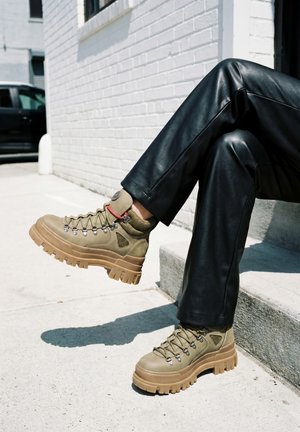 Buffalo, Bottines à plateau - khaki