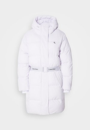 Bijeli jastučićasti kaput s visokim ovratnikom i pojasom. Sadrži kvadratne panele i mali logotip na lijevoj strani prsa. Glatka tekstura.