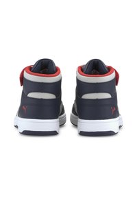 Sneakers alti in pelle blu navy con dettagli rossi. Presentano un collo imbottito e una suola bianca. Inclusa una chiusura in velcro per una vestibilità sicura.