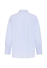 Chemise à manches longues bleu clair avec des fines rayures blanches verticales, vue de dos, présentant un pli sous la carcasse.