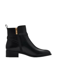 Bottine en cuir noir avec talon bas, fermeture éclair latérale avec tirette dorée et sangles décoratives autour de la cheville.