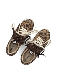Leopardprint sneakers met een zachte stoftextuur. Voorzien van bruine en crèmekleurige veters. Binnenzool zichtbaar met merklogo. Ronde teenontwerp.