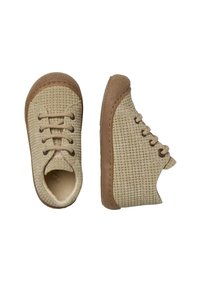 Beige tkané boty s hnědými koženými akcenty a tkaničkami, s kulatou špičkou a texturovaným povrchem. Spodní část má plochou, flexibilní podrážku.