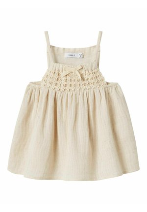 Gaiši bēša bezpiedurkņu kleita, izgatavota no teksturēta auduma, ar smocked krūšu daļu un loku akcentu jostasvietā.