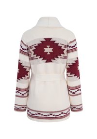 Cremfarbener Pullover mit burgunderfarbenen geometrischen Mustern, langen Ärmeln, einem Schalkragen und einem passenden Gürtel in der Taille. Strukturierter Strickstoff.