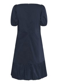 Námornícky modré šaty s krátkymi nariasenými rukávmi, zipsom na zadnej strane a skladaným volánovým lemom. Hladká textúra a dĺžka po kolená.