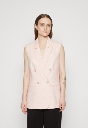 Hellrosa ärmelloser Blazer mit doppelt geknöpftem Design, spitz zulaufendem Revers und subtiler Textur, ausgestattet mit zwei Taschen und runden Knöpfen.