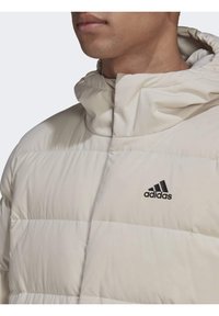 adidas Sportswear HELIONIC HOODED DOWN - Daunenjacke - beige