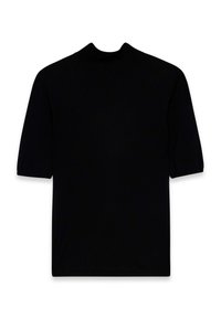 Camiseta negra de manga corta con un cuello alto, fabricada con tejido suave, que presenta un corte relajado y sin patrones o acentos visibles.