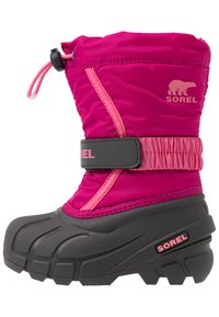 Botín de invierno aislado en rosa con suela de goma, cordón elástico en la parte superior y una banda acolchada. Presenta un logo en rosa claro.