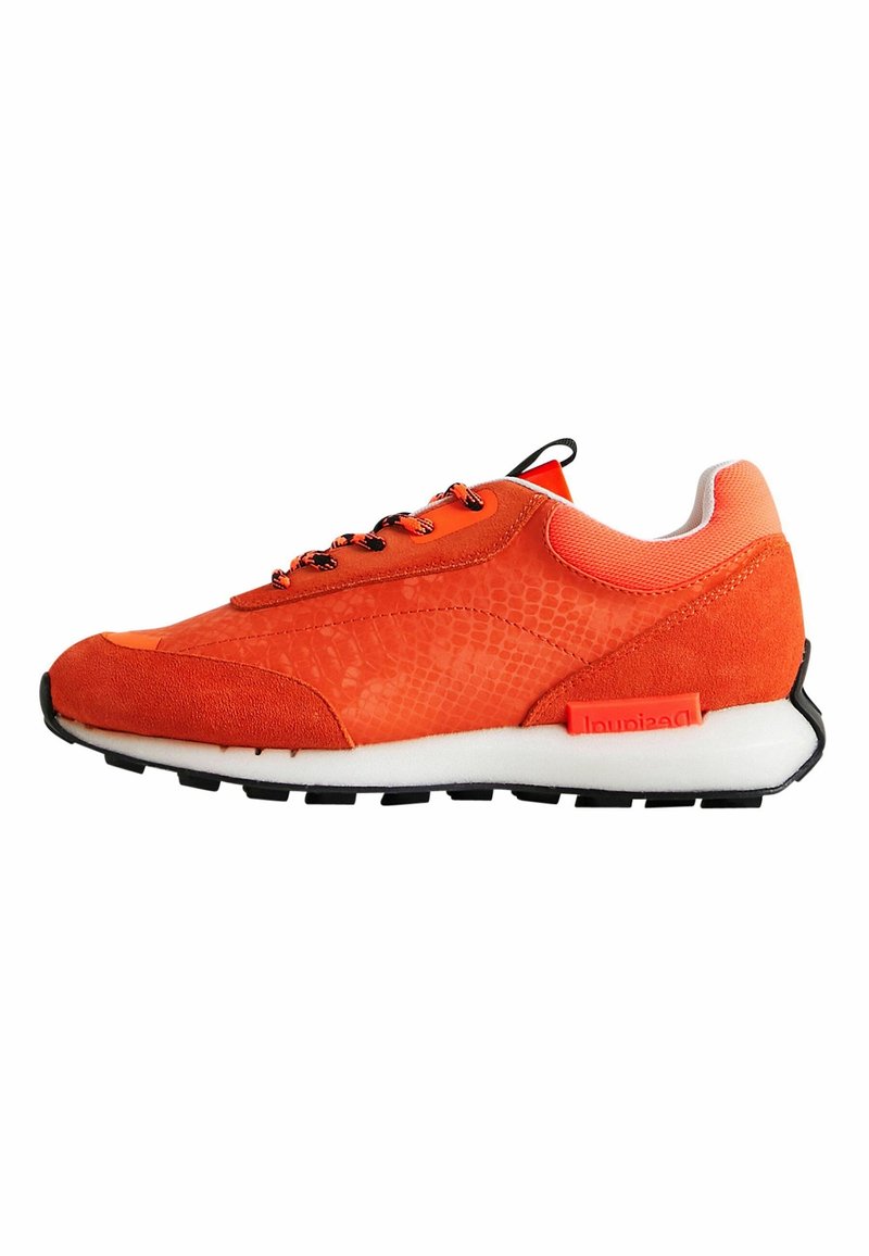 Scarpe da corsa rosse e arancioni con una tomaia testurizzata a motivo rettile, accenti in suede e una suola in gomma nera con una intersuola bianca.
