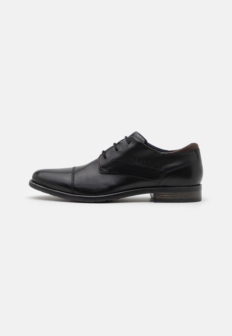 Chaussure habillée en cuir noir avec une finition lisse, bout légèrement pointu, lacets et talon bas. Présente des accents de couture subtils.