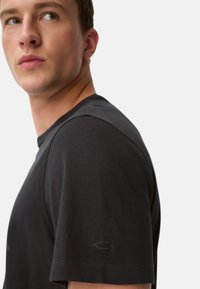 camel active MIT RUNDHALSAUSSCHNITT - T-Shirt print - asphalt