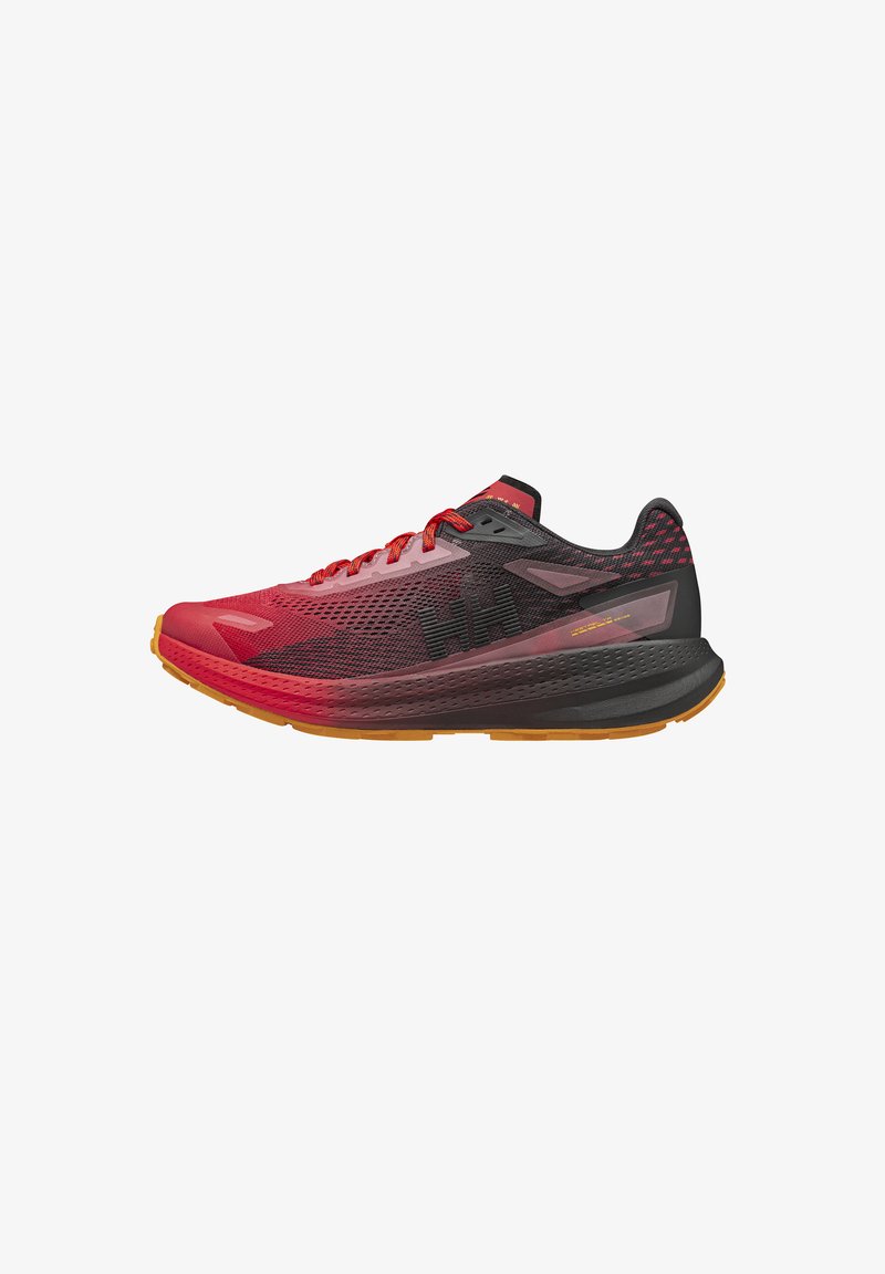 Zapatilla de correr roja y negra con parte superior de malla, material texturizado, cordones contrastantes y una suela de goma con un acento naranja.