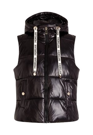 Gilet rembourré noir avec capuche, présentant une fermeture éclair, deux poches avant et des cordons de marque. Texture brillante et matelassée.