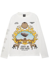 Biele tričko s dlhým rukávom s farebnou potlačou, ktorá obsahuje diskokovu guľu, plamene, kone a textové prvky v rôznych fontoch.