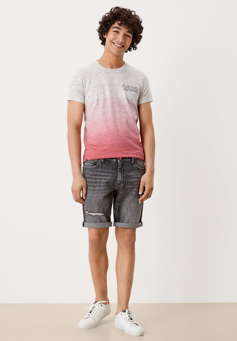 Herren Skinny Fit | QS by s.Oliver REGULAR : SHORT EN AU LOOK USÉ Jeans Shorts grey stretched den/black denim - VR54123 Herren Skinny Fit | QS by s.Oliver REGULAR : SHORT EN AU LOOK USÉ Jeans Shorts grey stretched den/black denim - VR54123