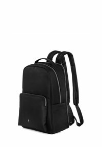 Czarny plecak z materiału z główną komorą zapinaną na zamek, przednią kieszenią, wyściełanymi paskami na ramiona i minimalistycznym designem.