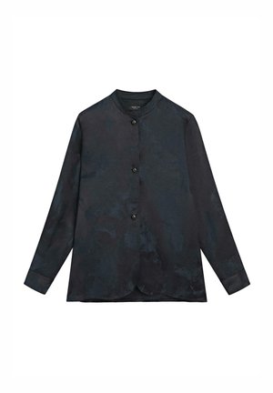 Camicia blu scuro con bottoni, collo rotondo, maniche lunghe e tessuto liscio. Presenta quattro bottoni sul davanti e un orlo curvo.