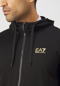 EA7 Emporio Armani TRAIN CORE TRACKSUIT HOODIE SET - Tuta - black/gold