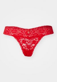 Perizoma rosso in pizzo con motivo floreale e bordi smerlati, dotato di una cintura ampia e un piccolo dettaglio in metallo argentato sul davanti.