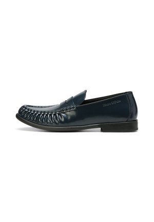 Mocassini in pelle blu navy con design frontale cucito, punta tonda e una suola in gomma nera leggermente sollevata. Nessun hardware o decorazione visibile.