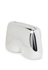 Κοντέινερ χρωμιοποιημένο με κομψό, στρογγυλεμένο σχήμα, που διαθέτει ομαλή επιφάνεια και δύο μικρές κλειδαριές στην κορυφή για κλείσιμο.