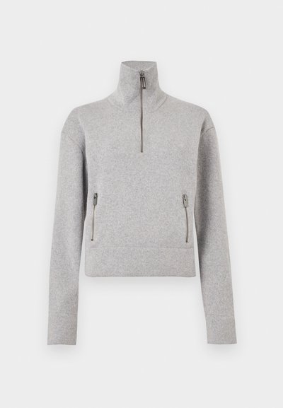 Sweat-shirt gris à fermeture éclair avec col montant, manches longues, deux poches frontales zippées et coupe courte. Confectionné en tissu doux avec une texture lisse.