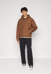 Carhartt WIP HOODED AMERICAN SCRIPT - Hættetrøje - lumber