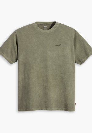 Olivenfarget bomulls T-skjorte med klassisk rund hals, korte ermer og en liten Levi's-logo trykt på brystet. Myk tekstur, avslappet passform.