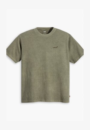 Camiseta de algodón verde oliva con cuello redondo clásico, mangas cortas y un pequeño logo de Levi's impreso en el pecho. Textura suave, corte relajado.