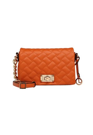 Orange gestepptes Leder-Crossbody-Täschchen mit goldfarbenem Verschluss, Kettendetail, verstellbarem Lederriemen und rundem Anhänger vor weißem Hintergrund.