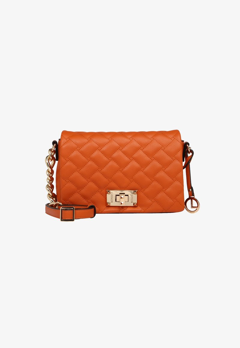 Sac bandoulière en cuir matelassé orange avec fermoir doré, détail chaîne, bandoulière en cuir réglable et pendentif rond sur fond blanc.