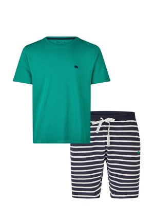 Grünes T-Shirt mit kurzen Ärmeln kombiniert mit marineblauen und weiß horizontal gestreiften Shorts mit weißem Kordelzug.
