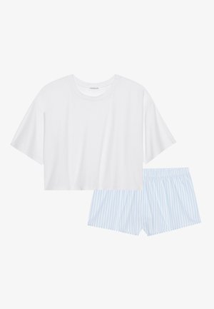 T-shirt bianco a maniche corte e cropped abbinato a pantaloni corti a righe blu chiaro e bianche, entrambi realizzati in morbido tessuto.
