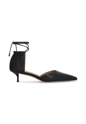 Fekete bőrből készült, hegyes orrú, kitten sarokkal ellátott cipő, összegyűrt bokapánttal és körbetekerhető megkötőkkel.