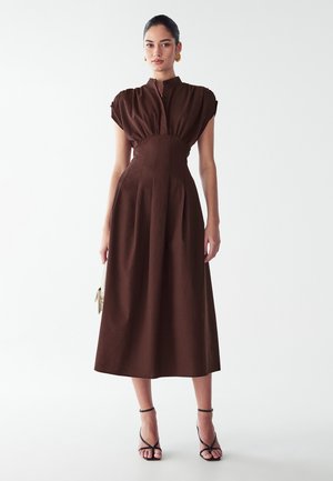 Brun midi-kjole med en knappet krave, samlede skuldre og en tætsiddende talje. Letvægtsstof med en glat tekstur og plisseret nederdel.