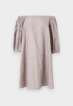 Μπεζ φόρεμα χωρίς ώμους με λευκές κάθετες ρίγες και μανίκια τρίτου τετάρτου με φουσκωτό σχέδιο σε λευκό φόντο.