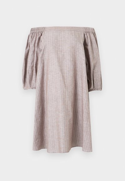 Μπεζ φόρεμα χωρίς ώμους με λευκές κάθετες ρίγες και μανίκια τρίτου τετάρτου με φουσκωτό σχέδιο σε λευκό φόντο.