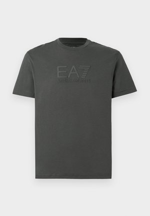 Camiseta cinza de manga curta feita de algodão com decote redondo. Apresenta um logótipo elevado EA7 Emporio Armani na frente.