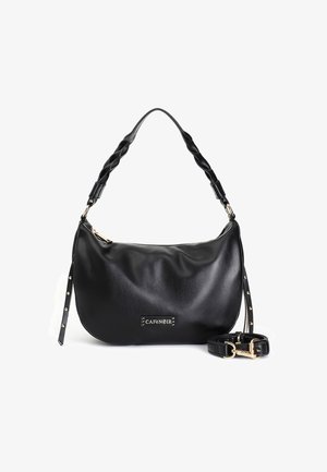 Bolso de cuero negro con forma caída, asa trenzada, detalles en hardware dorado y correa desmontable con remaches circulares.
