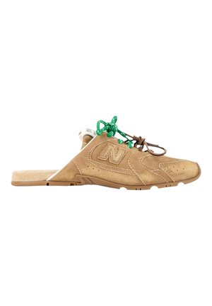 Brauer Wildleder-Slipper mit grünen und braunen Schnürsenkeln, flacher Gummisohle und einem aufgenähten "N"-Logo an der Seite.