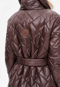 Brązowa pikowana kurtka z paskiem w talii, błyszczącą fakturą i okrągłą naszywką z logo na plecach z napisem "blue shadow".