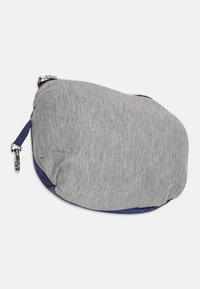 Borsa in tessuto grigio con una texture liscia, forma arrotondata, fondo blu navy e chiusura con zip. Presenta un piccolo gancio metallico per l'attachimento.