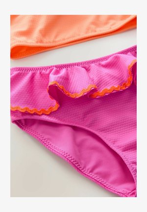 Różowe kostiumy kąpielowe z falbanami, wykończone w kolorze pomarańczowym. Wykonane z teksturowanej tkaniny, z gładkim materiałem wewnętrznym i elastycznym pasem.